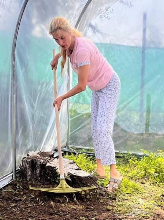 Şöhreti bırakıp doğaya çekilen ünlü manken tarlada çalışmaya başladı - Resim: 2